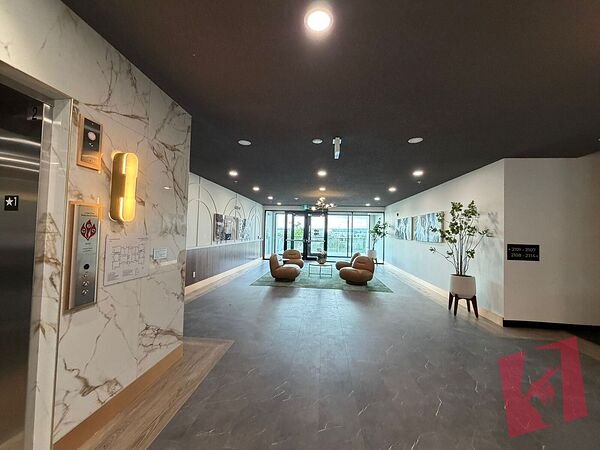 Cozy 1 Bed+Den fully Furnished Apartment in University District photo 3