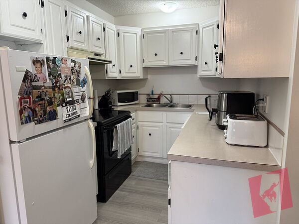 Top Floor, Corner Unit, 2 Bedroom 1 Bathroom photo 3