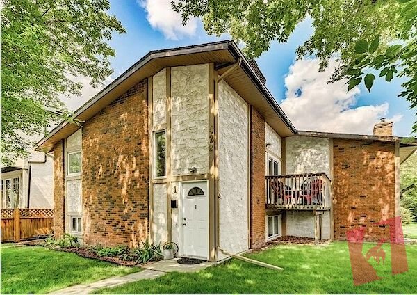 Charming & Bright 2-Bedroom Townhouse for Rent in Inner-City Renfrew