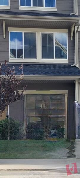 Very nice bright townhouse, 2 bedrooms + den,Dbl garage, 2.5 bathrooms, laundry.