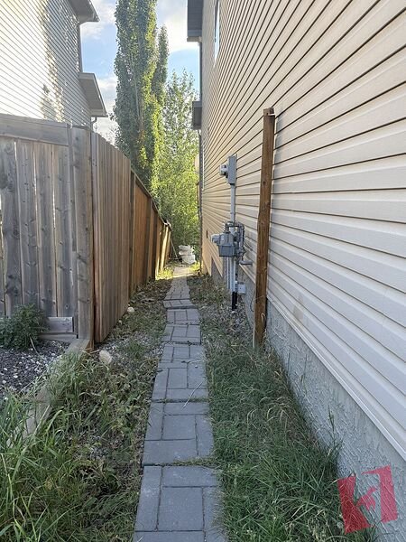 Bright & Cozy 2 bedroom walk-out basement suite in Royal Oak steps to School! photo 3