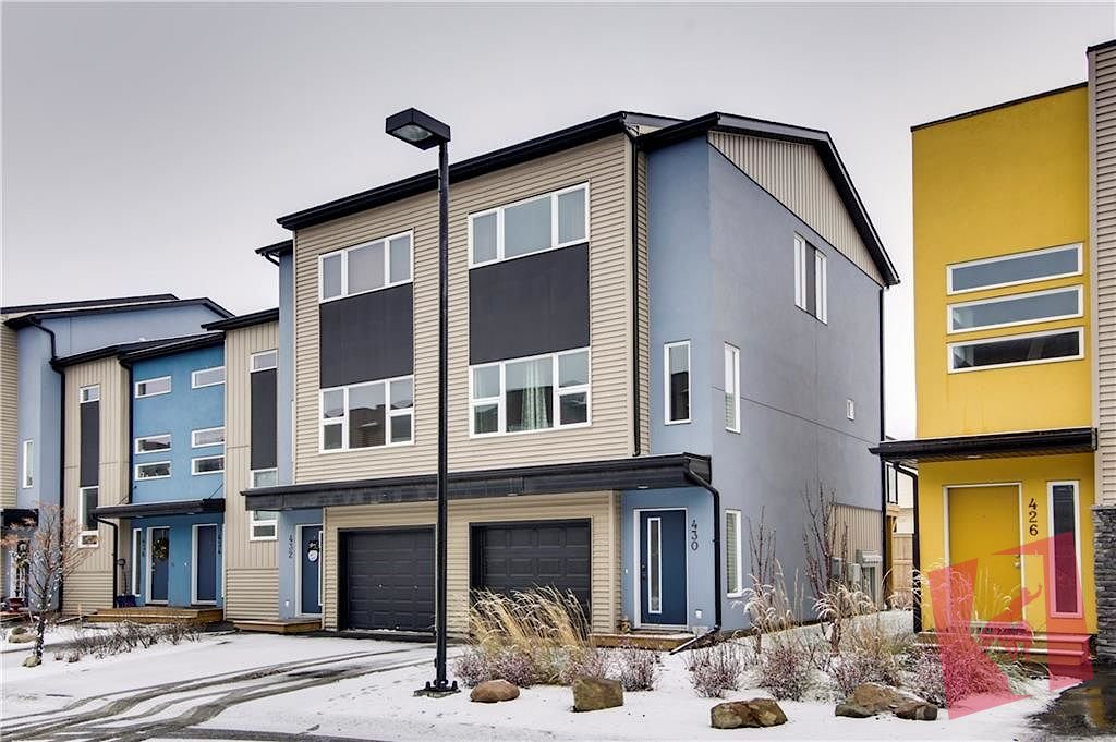 Trendy Townhouse in the Community of Coventry w/ Garage