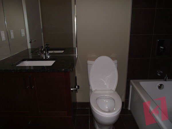 COZY 1 BEDROON PLUS DEN HIGHLANDS PARK photo 2