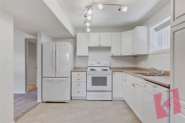 Sep/Oct - Stylish 2 Bedroom Bi-level - Foothills, U of C photo 3