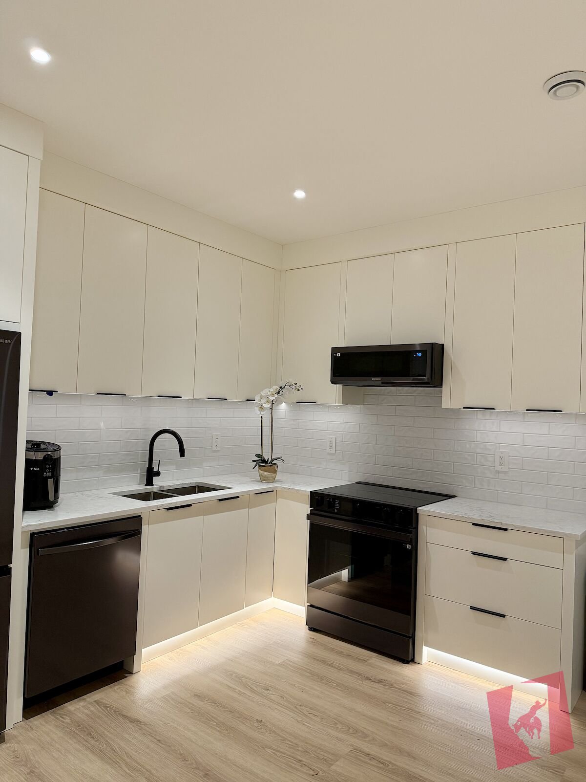 Luxury Fully Furnished Basement Suite with In- Suite Laundry