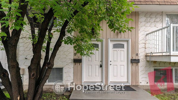 Updated 1-Bedroom Bi-Level Townhouse in Prime Varsity Location W/In-Suite Laundry!