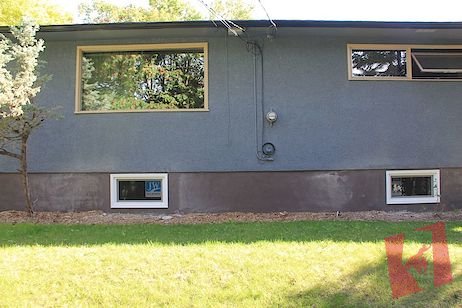 Prestigious Charleswood Lower level for rent; Walk to UC, LRT.