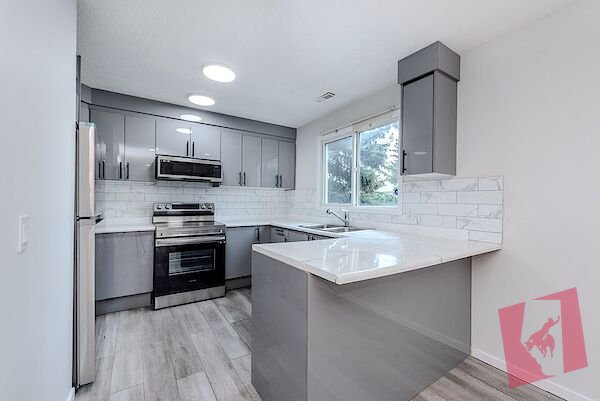 "Modern Oasis: Fully Renovated Townhouse Near LRT and Downtown!"