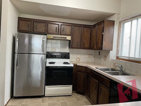 3 BEDROOM LOWER SUITE FOR RENT IN WINSTON HEIGHTS photo 2
