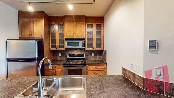 Stylish Mission One-Bedroom with Downtown Views, Balcony & Underground Parking photo 2