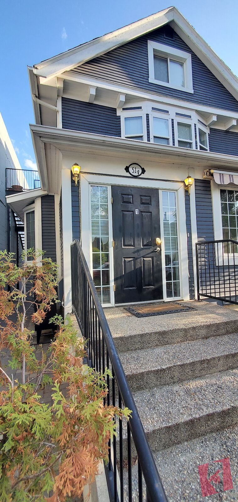 Cliff Bungalow (17th Ave & 4th downtown)- All Inclusive Main Floor Apartment