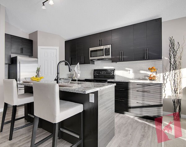 SHOW HOME QUALITY - 2 BED FULLY FURNISHED MAIN FLOOR HOME!!