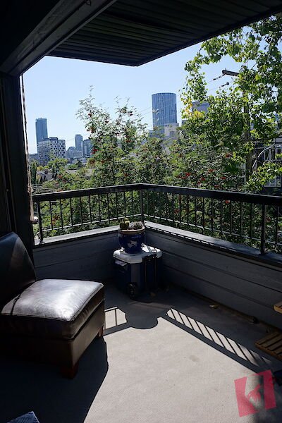 Sunny Top Floor Apartment in Bridgeland