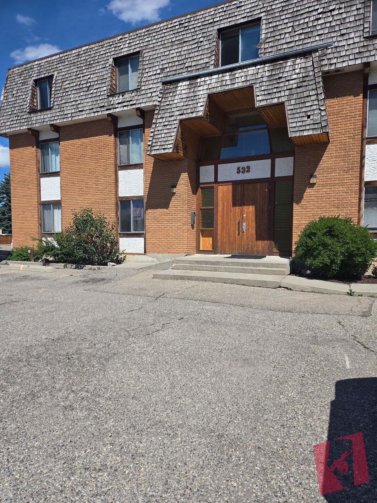 RENOVATED UNIT IN QUIET MATURE BUILDING IN GREAT LOCATION WITH PRIVATE BALCONY!!