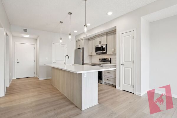 Stylish 2 Bed + 2 Bath Condo in Belmont Plaza! PETS OK (CP082) photo 3