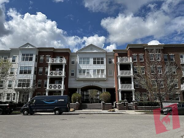 Luxury 1 bedroom+den with Courtyard View