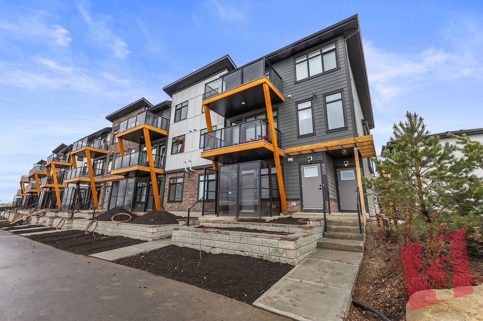 GORGEOUS SETON TOWNHOUSE - END UNIT