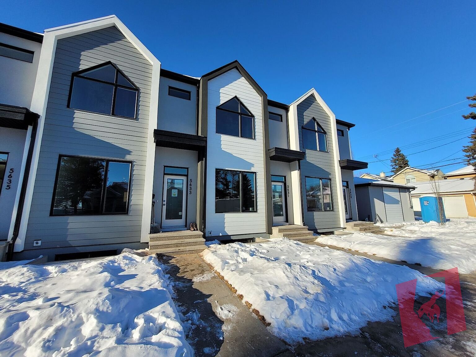 2 STOREY TOWNHOUSE IN WINDSOR PARK