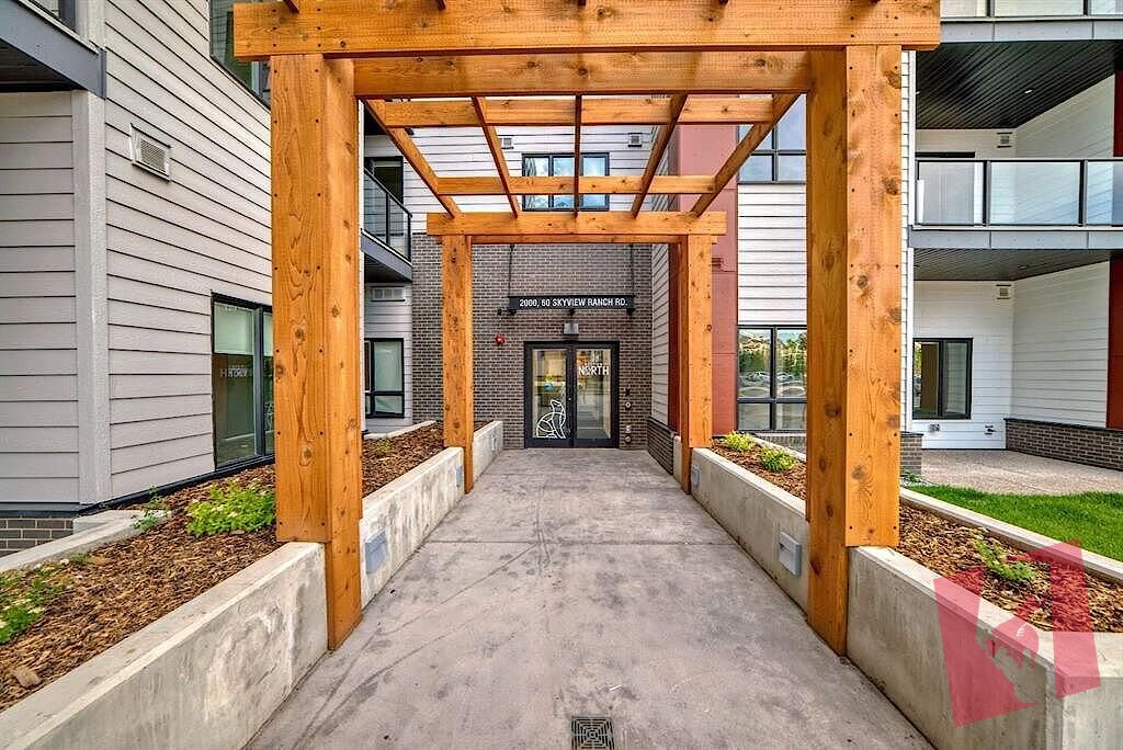 Stunning 3-Bedroom 2 Bath with Private