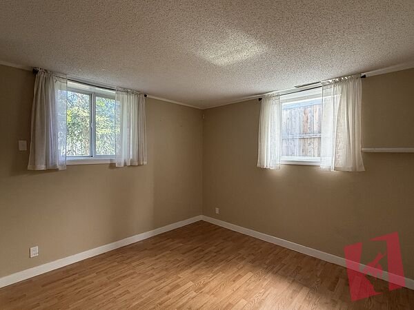 BRIGHT SUITE WITH SEPARATE ENTRANCE - RENFREW