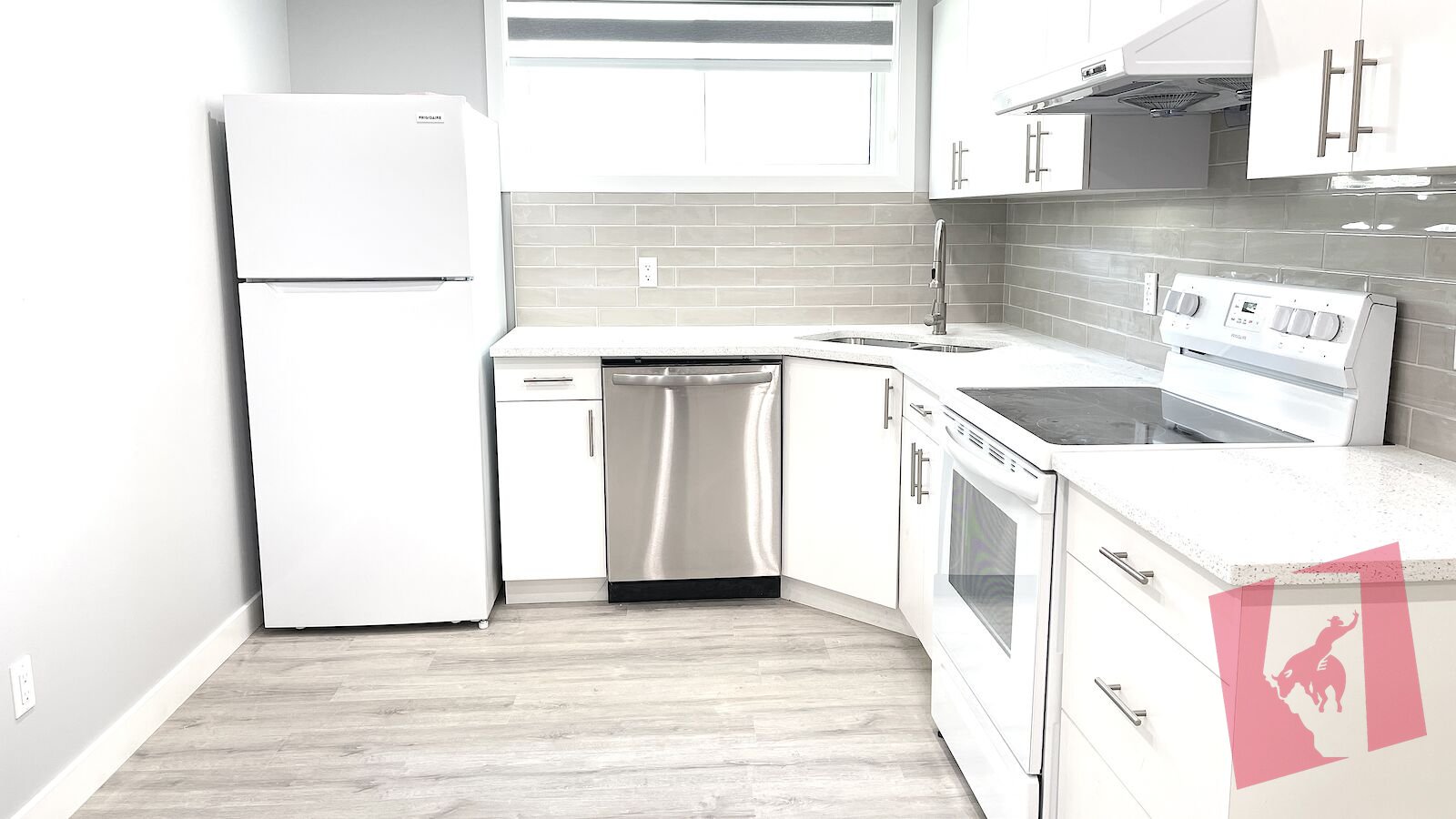 Amazing new & bright legal suite, Private Entrance/laundry/heat, 50% Utilities