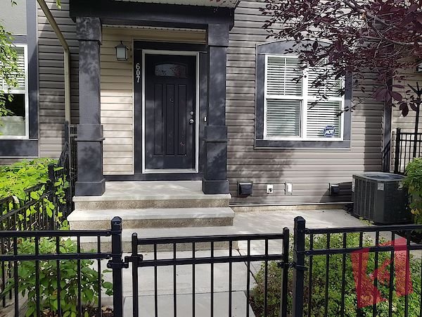 MCKENZIE TOWNE TOWNHOUSE (A/C, ATTACHED GARAGE,WALKING DISTANCE TO BUS/HIGH ST.) photo 2