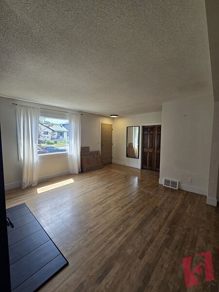 Inner City 2 Bed Main Floor - Single Garage - Optional Hot Tub - Available Immediately photo 3
