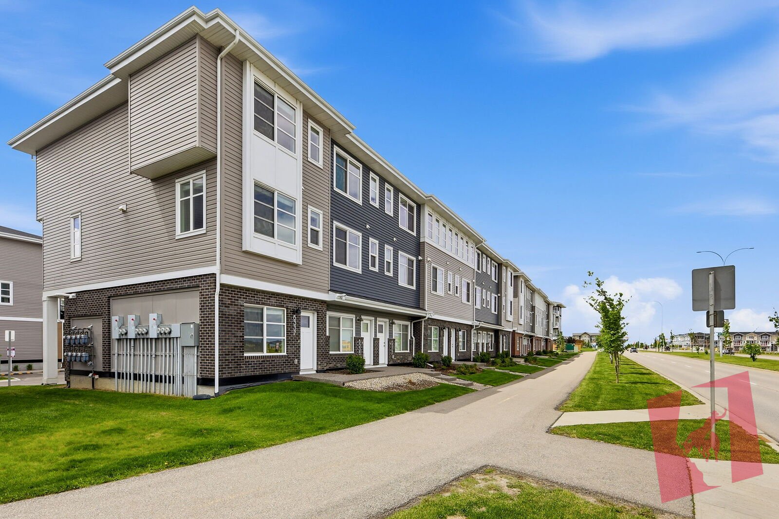 Beautiful 2 bedroom townhome with garage photo 2