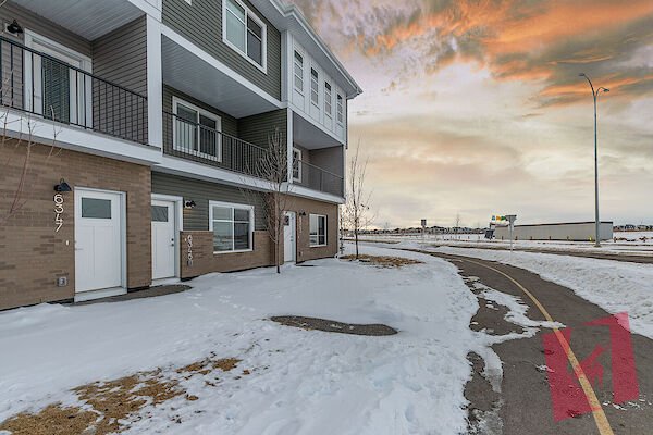 Yorke Townhome - 3 Bedrooms with Attached Garage photo 2