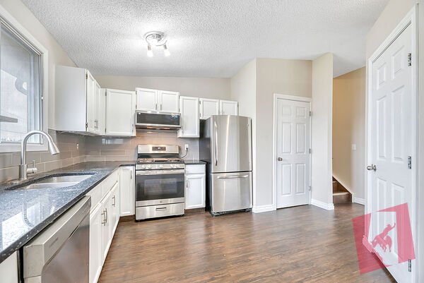 Bright renovated 3 bedroom home in Castleridge photo 2