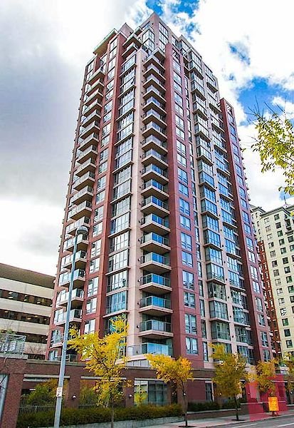 STUNNING VIEWS and PRIME Location! 2 Bedroom 2 Bath condo by the river. photo 2