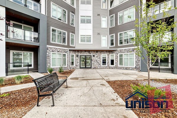 Beautiful 2bed 2 bath located in the heart of Savanna, like new corner unit.