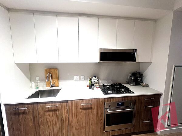 Modern Comfort – 2 Bed, 2 Bath – Steps from Peace Bridge