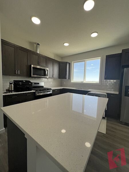3 bed 2.5 bath / bonus room & pocket office 1700 sq ft / double garage photo 3