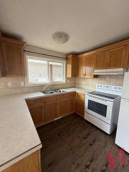 Large 3 bedroom townhouse in well developed neighborhood
