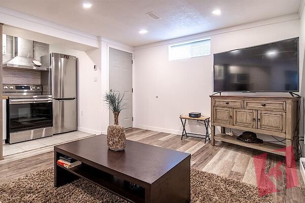 Legal Basement Suite in Fairview photo 3