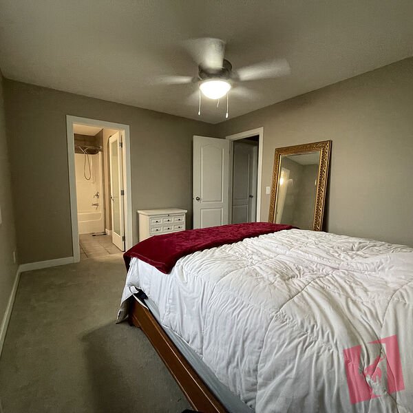 Master Suite with Ensuite, Den and Garage photo 2
