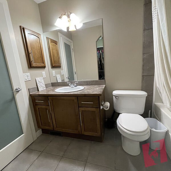 Master Suite with Ensuite, Den and Garage photo 3