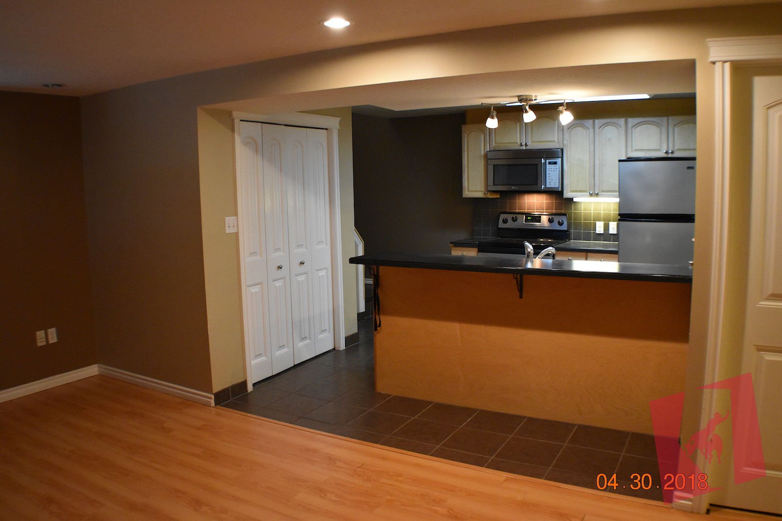 BEAUTIFUL Registered Legal 3br Suite close to MRU