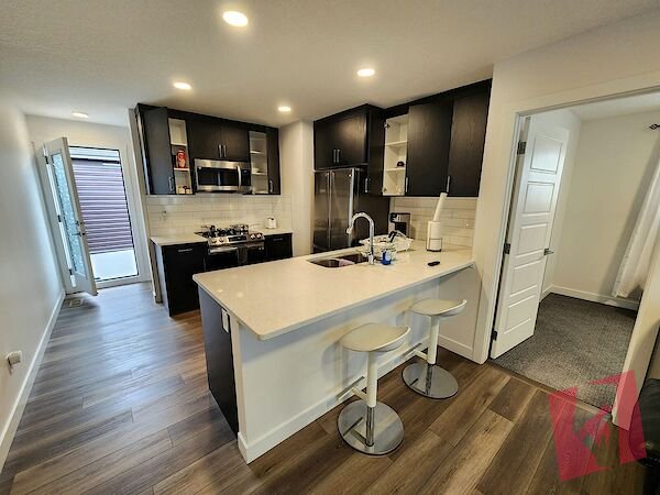 Furnished 1 bedroom Upper level suite in Livingston NW Calgary, side entrance