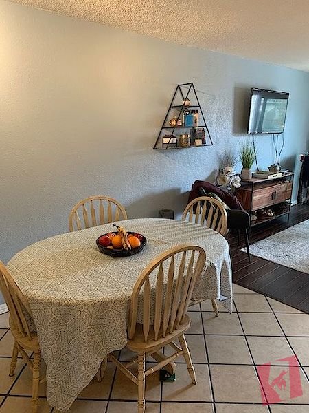 LOCATION / LOCATION / LOCATION - Well kept and convenient photo 2