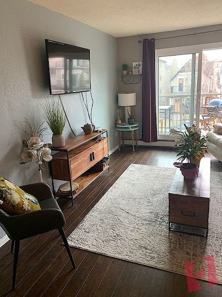 LOCATION / LOCATION / LOCATION - Well kept and convenient photo 3