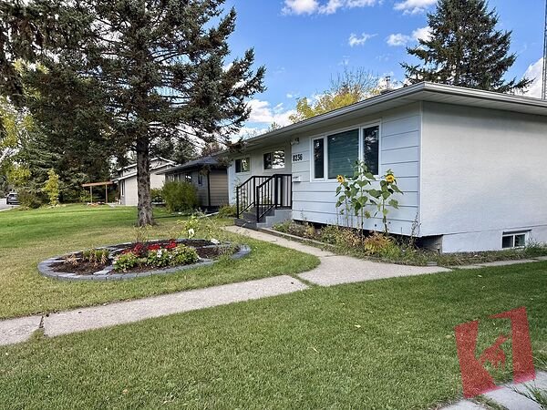 Bright, Upgraded bungalow in Kingsland with 4 Beds + 2 dens + 2 full bath
