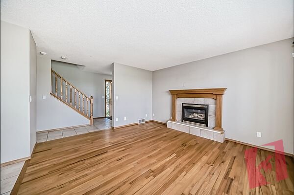 1650 sq ft 2-Storey Home|3 BED 2.5 BATH |Double Garage| Back onto Green Space photo 3