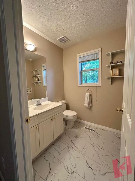 Spacious 3 Bedroom Duplex in Highwood photo 2