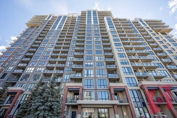 Bright & Stylish Condo Steps from Heritage Station