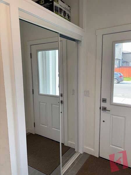 NEW Beautiful, Bright open concept townhouse. photo 3