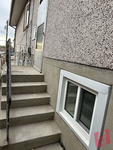 LOCATION! LOCATION! $1750 - 2+ Bedroom Basement