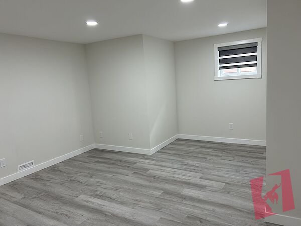 LOCATION! LOCATION! $1750 - 2+ Bedroom Basement photo 3