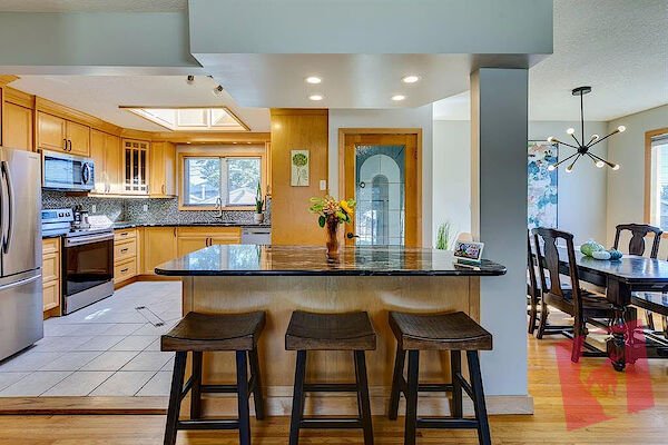 Full House w/Developed basement + HEATED double garage photo 2
